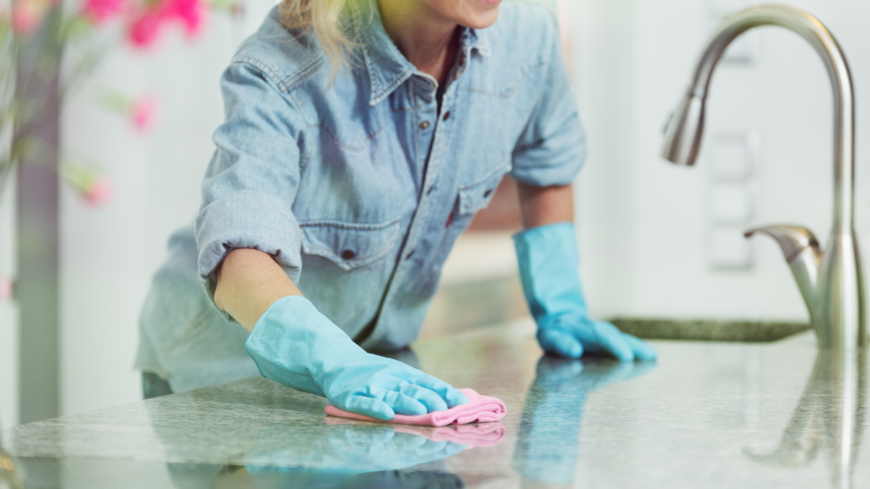 Av hushållssysslor som görs mer på rutin, såsom att städa och laga mat, är det kvinnorna som tar störst ansvar.  Foto: Shutterstock